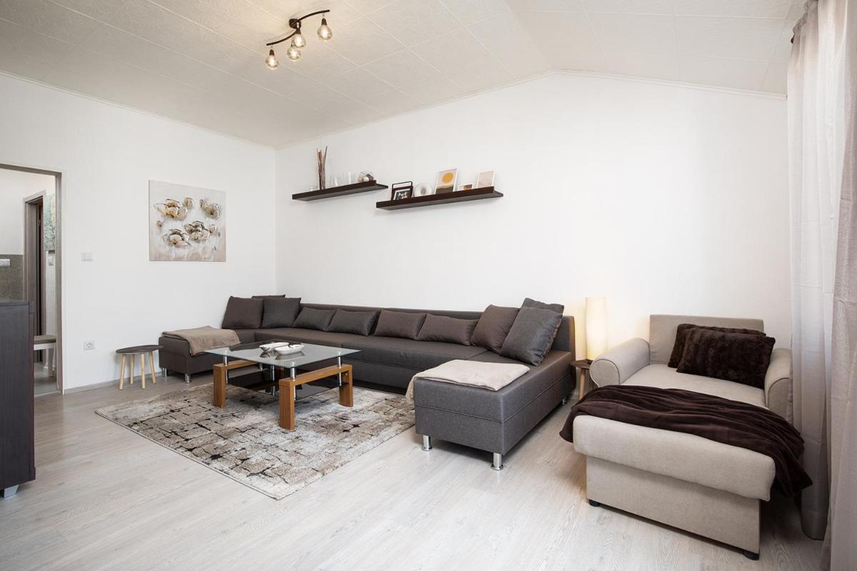 Apartment Aston Pula Bagian luar foto