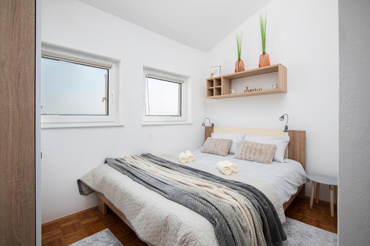 Apartment Aston Pula Bagian luar foto