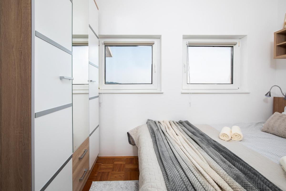 Apartment Aston Pula Bagian luar foto